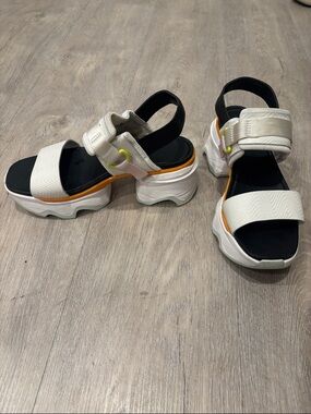sorel sz 6 worn once Platform Sport Sandals in White and Black